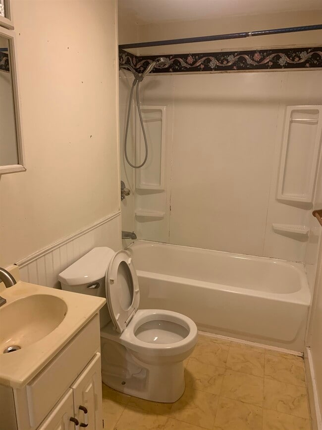 Building Photo - 354 Main St