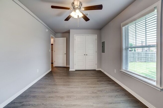 Building Photo - Clean, Crisp, Open Concept 3/2 Near TU