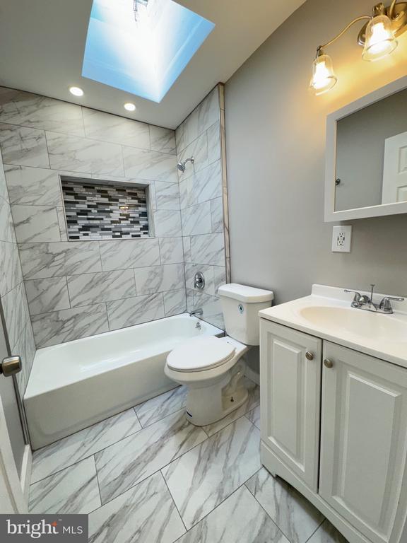 Building Photo - 2718 E Madison St