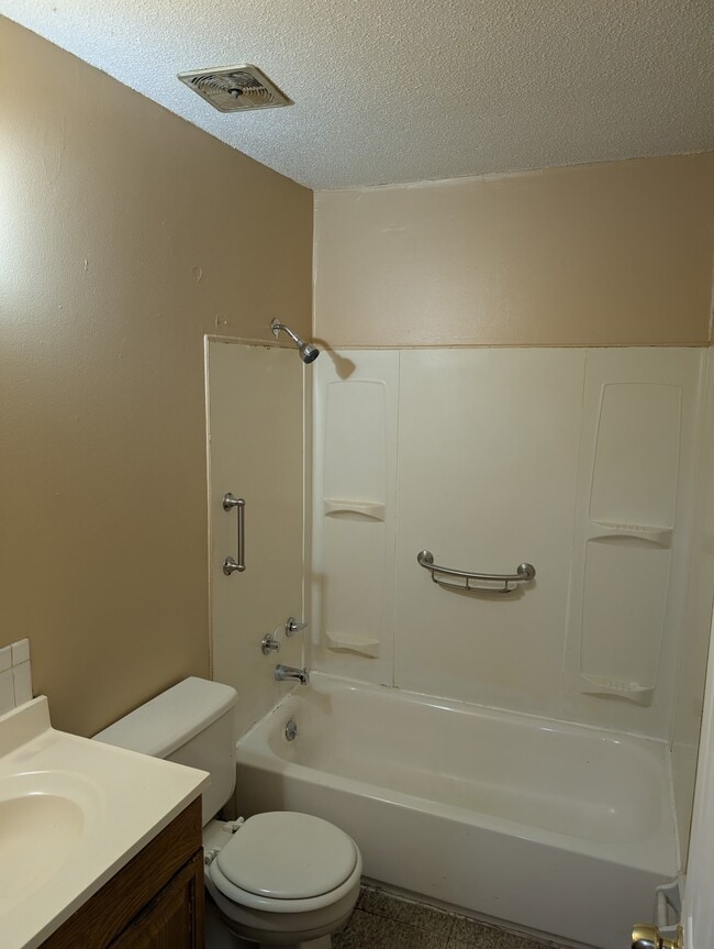 Building Photo - 2812 E 10th St