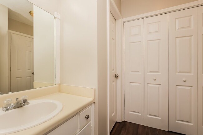 Building Photo - 747 Lake Terrace Dr