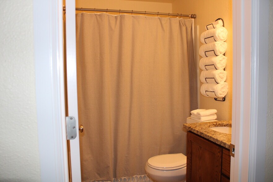 Upstairs Full Bath - 3201 W Cherry Ln