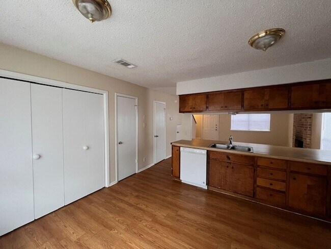 Building Photo - Hu Properties2 (3308 Dunliegh Dr)