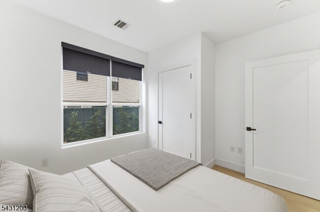 Building Photo - 649 38th St