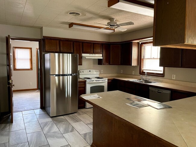 Building Photo - 3 bed 2 bath home