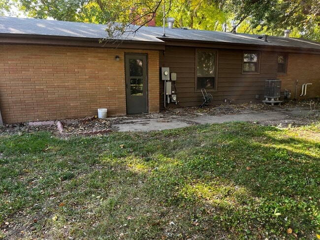Building Photo - 3 Bed/1 Bath Ranch for rent in Brandon!
