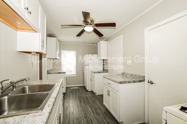 Building Photo - 848 E Chestnut St