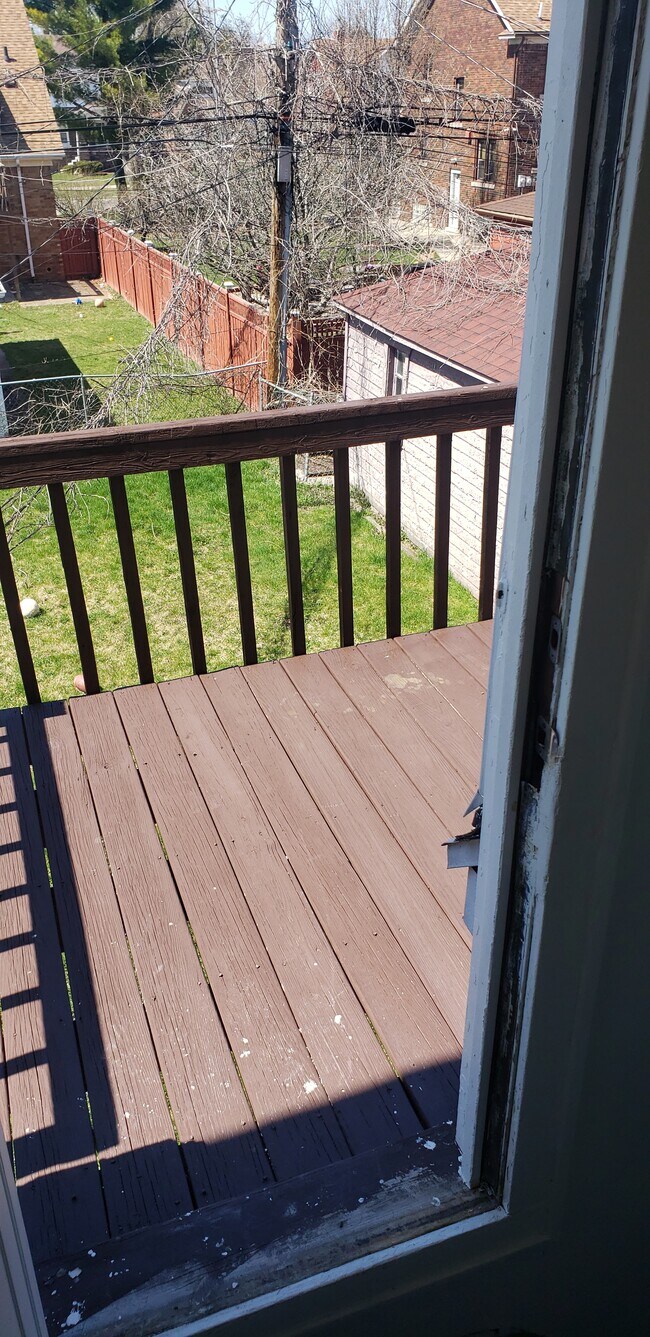 deck - 7651 Freda St