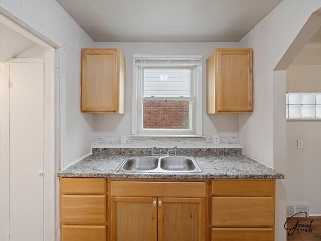 Building Photo - 3 bedroom  1.5 bath bungalow - $1200