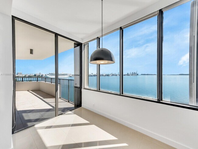 Building Photo - 520 Brickell Key Dr