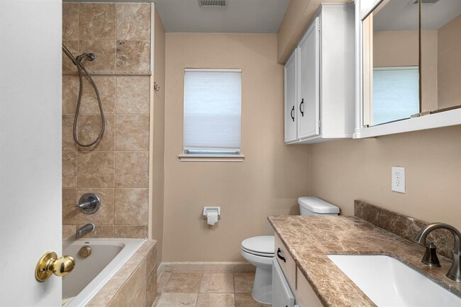 Building Photo - 527 Briar Knoll Dr