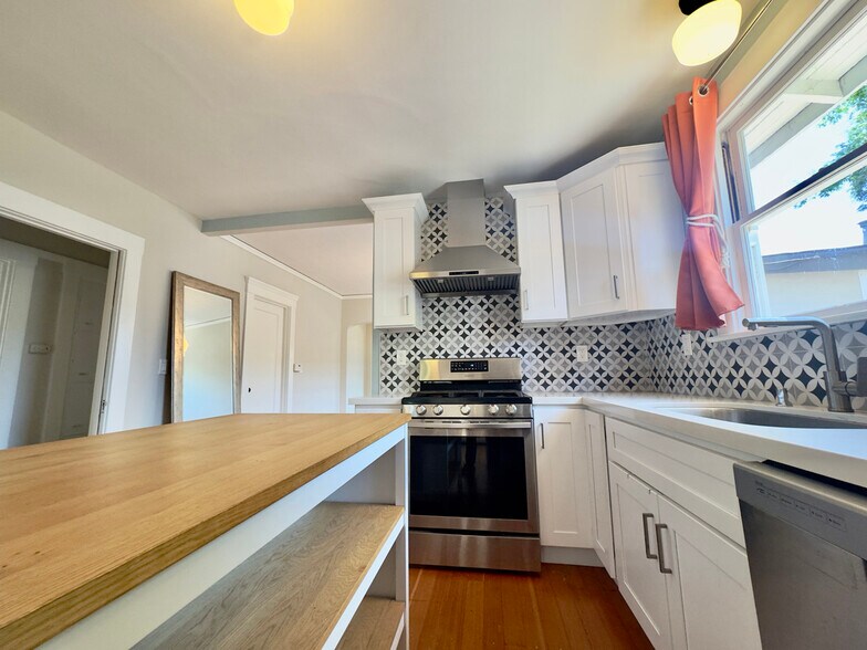 Building Photo - 2309 Derby St