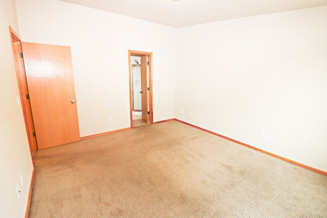 Building Photo - Townhome NE Bend