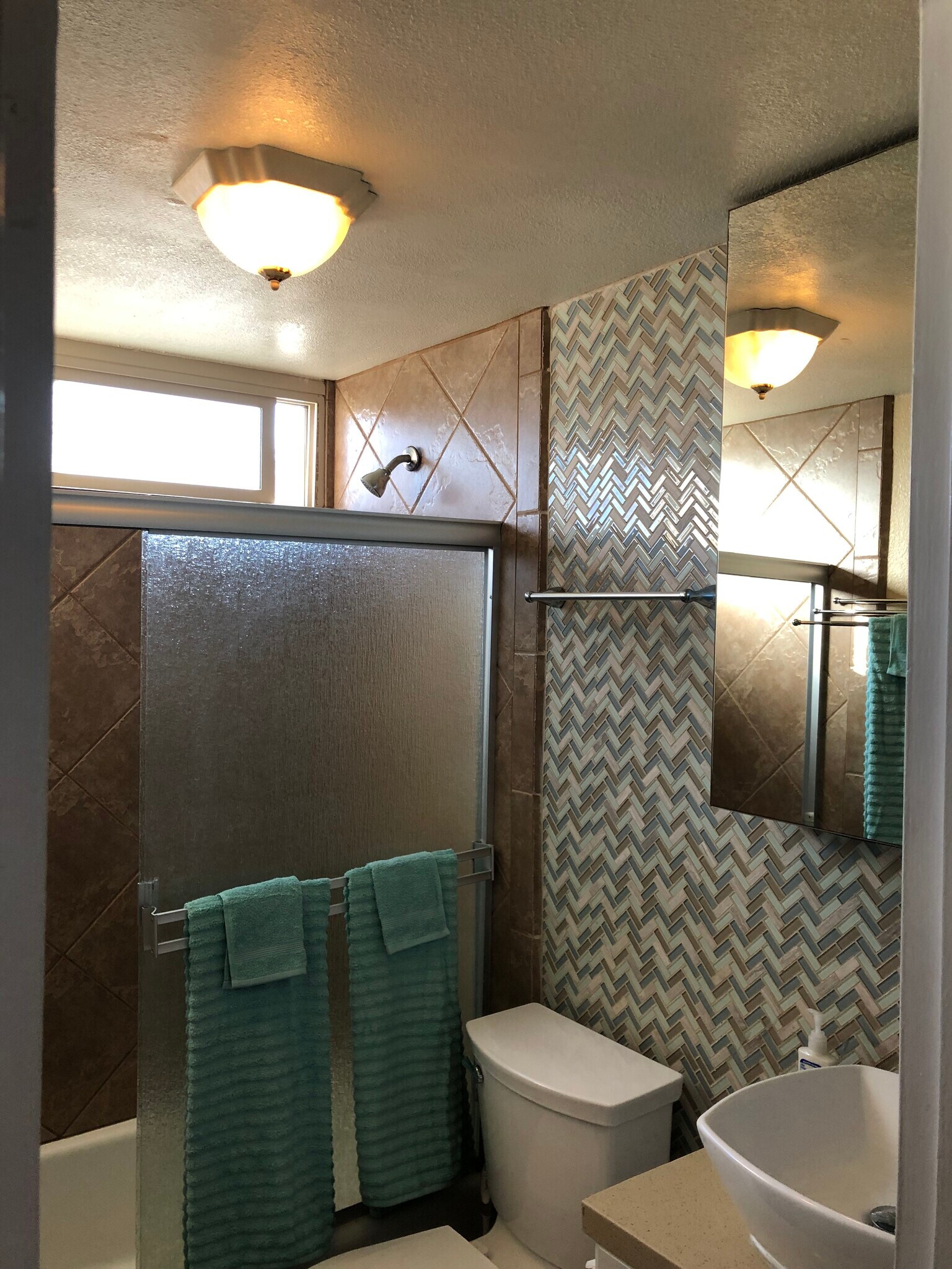 Modern full bathroom #1, attached to Master bedroom - 3261 Ocean Front Walk