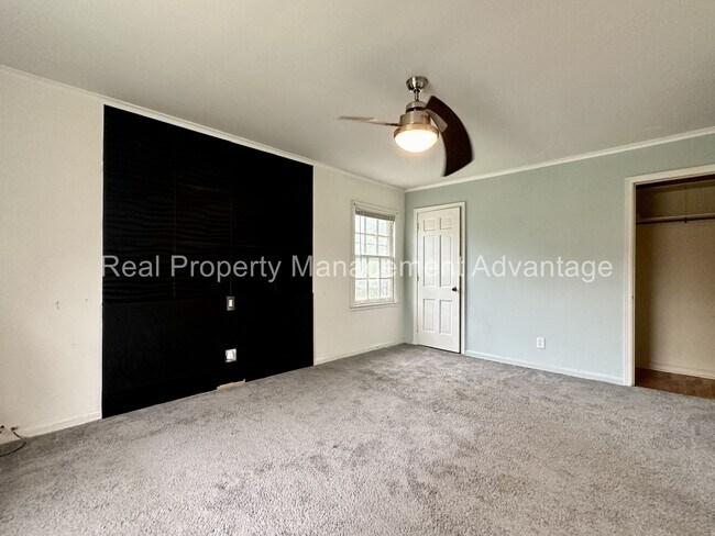 Building Photo - Charming Colonial-Style Home in the Desira...