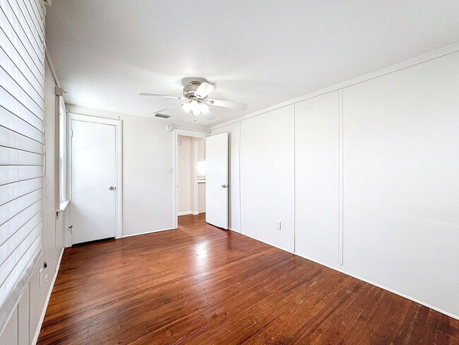 Building Photo - 2649 1/2 Dartmouth Ave N