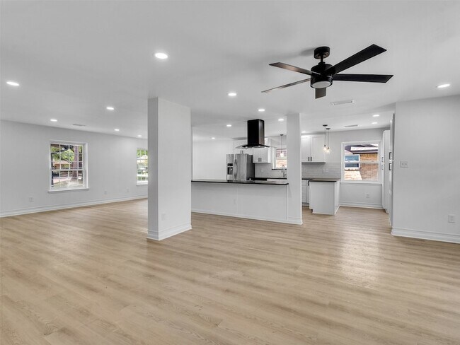 Building Photo - 16007 Diana Ln