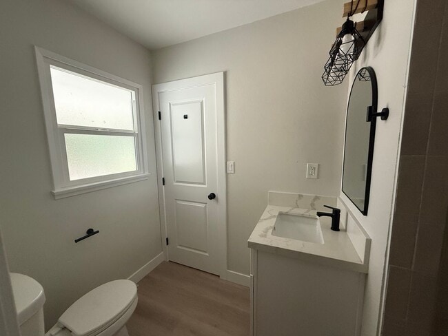 Building Photo - Newly remodeled 3 bedroom 2 bath