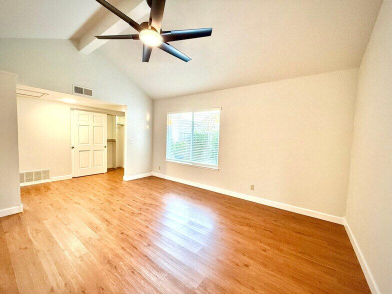 Building Photo - 1582 Calle Enrique