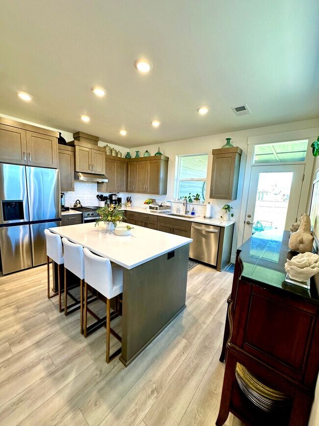 Building Photo - Gorgeous single-Level Pahlisch Home with a Fully Fenced Yard!
