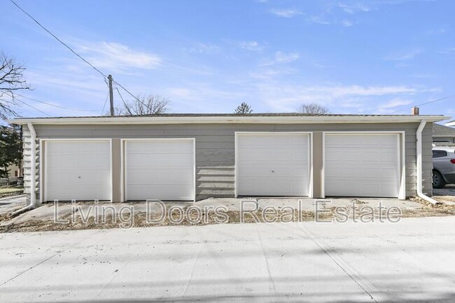 Building Photo - 348 S 5th St