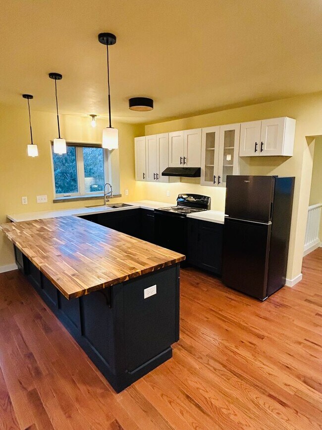 Building Photo - 605 Alderson Ave