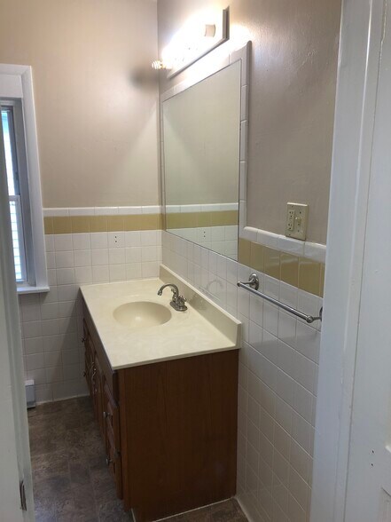 Full bathroom - 2124 Cherry St