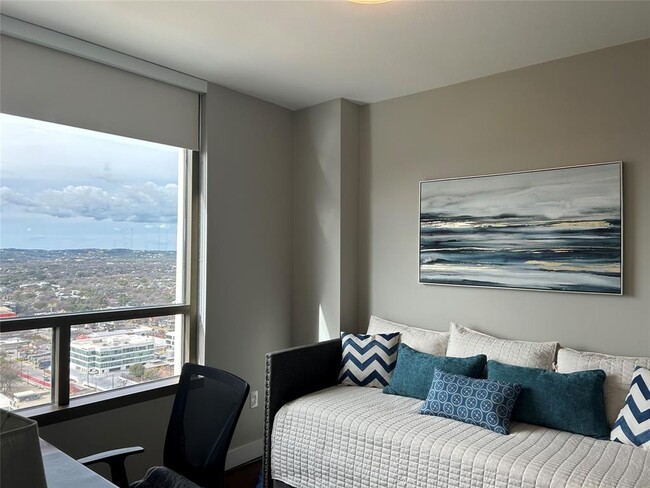 Building Photo - 300 Bowie St