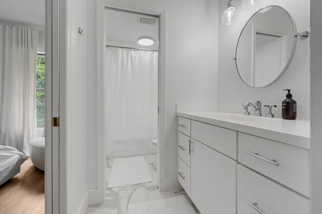 Building Photo - 11223 Pond View Dr