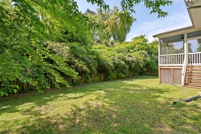 Building Photo - Delightful 3 bed, 2.5 Bath in the Heart of...