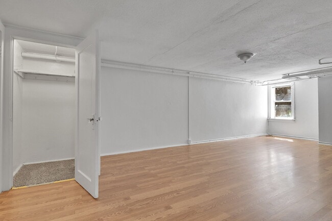 Building Photo - $1,295.00, 1 bed, 1 bath newly renovated basement unit located in Denver.
