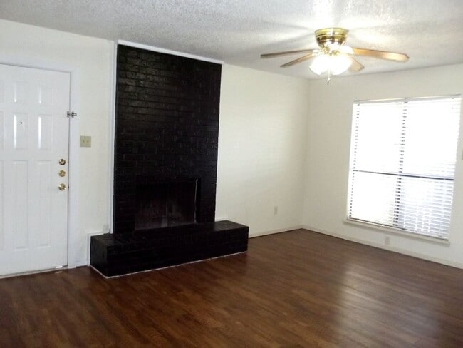 Building Photo - MOVE-IN SPECIAL  - 1 Bedroom, 1 Bath with Carport - Raintree Manor Condo