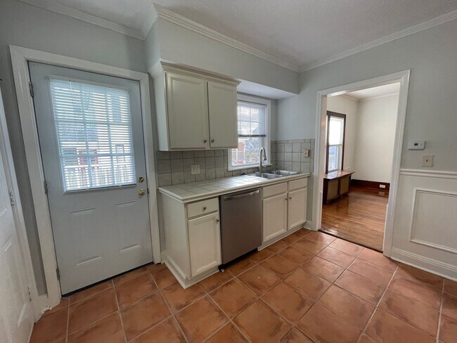 Building Photo - 25 S Onota St