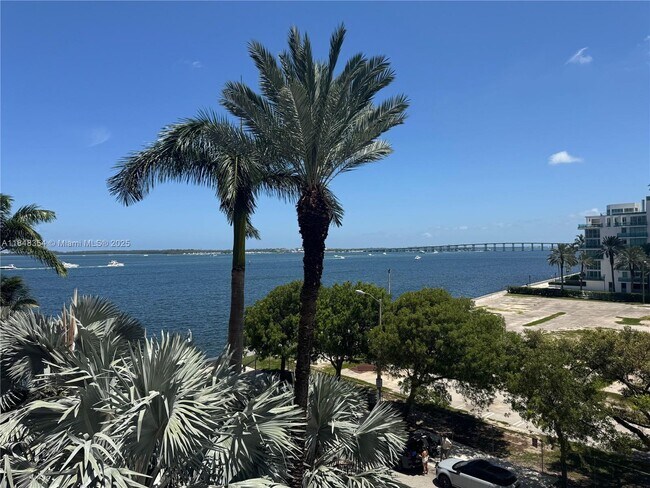 Building Photo - 1155 Brickell Bay Dr