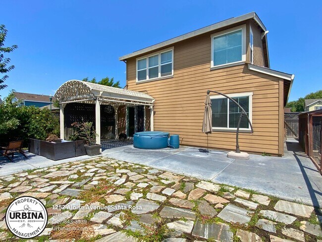 Building Photo - Newer Home, Beautiful Santa Rosa Property!