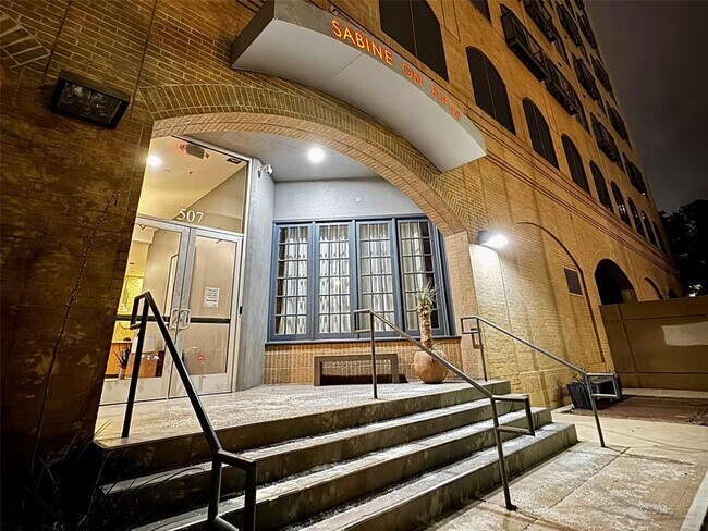 Building Photo - 507 Sabine St