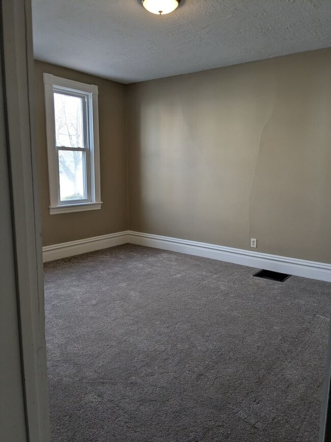 Building Photo - 2 bedroom, 1 bath in Beaver Falls