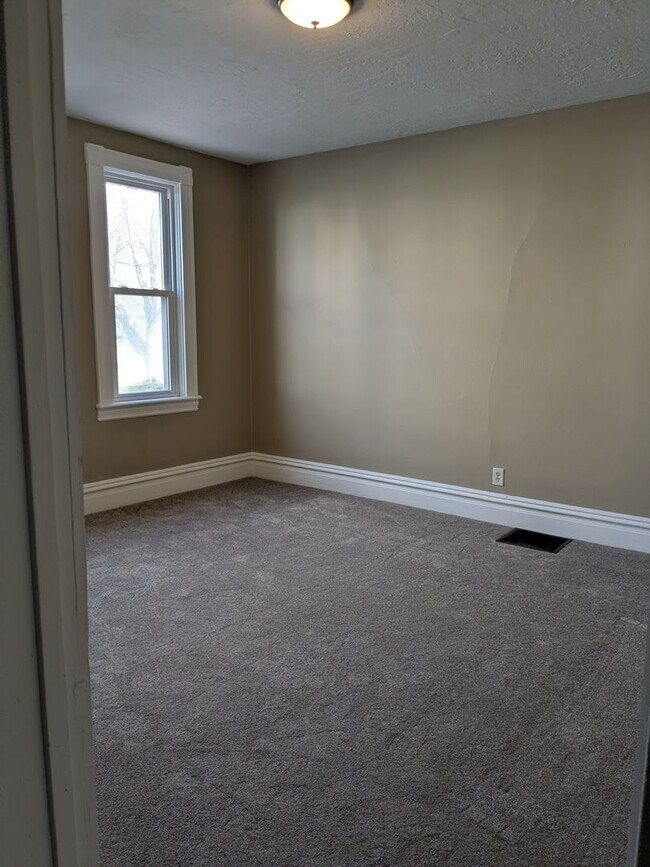 Building Photo - 2 bedroom, 1 bath Single Family House in Beaver Falls