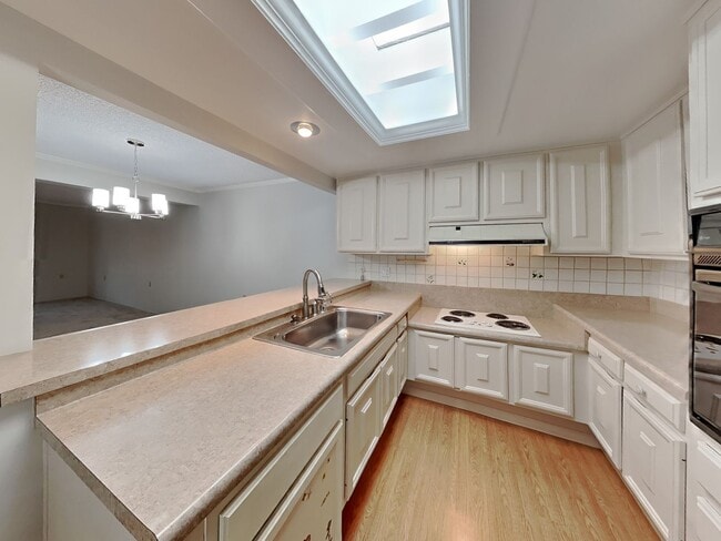 Building Photo - Spacious Rossmoor 2/2 Condo Available Now!