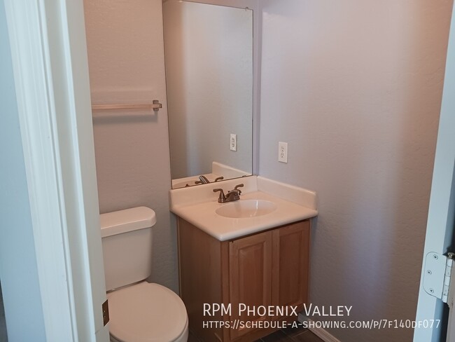 Building Photo - Charming Phoenix 3 Bed / 2.5 Bath Townhome...