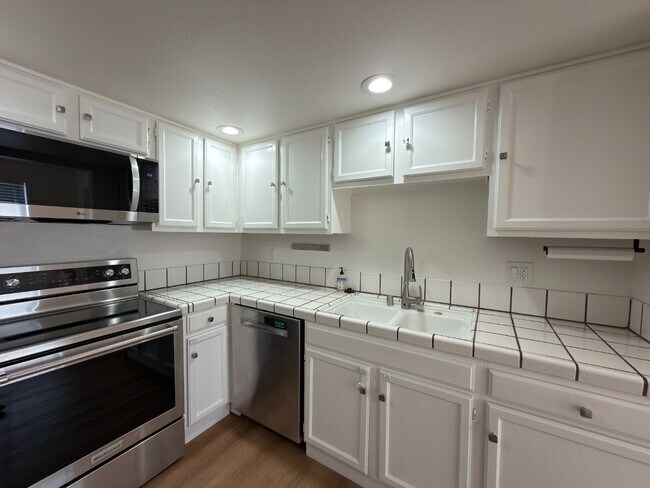 Building Photo - Prime Santa Clara Location | Bright 3BR/2.5BA End-Unit | 2 Primary Suites | Central Heat & AC