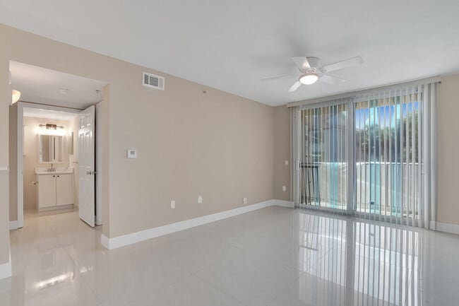 Building Photo - 611 Villa Cir