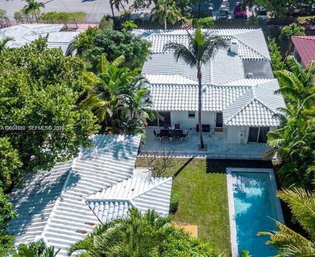 Building Photo - 1123 Bay Dr