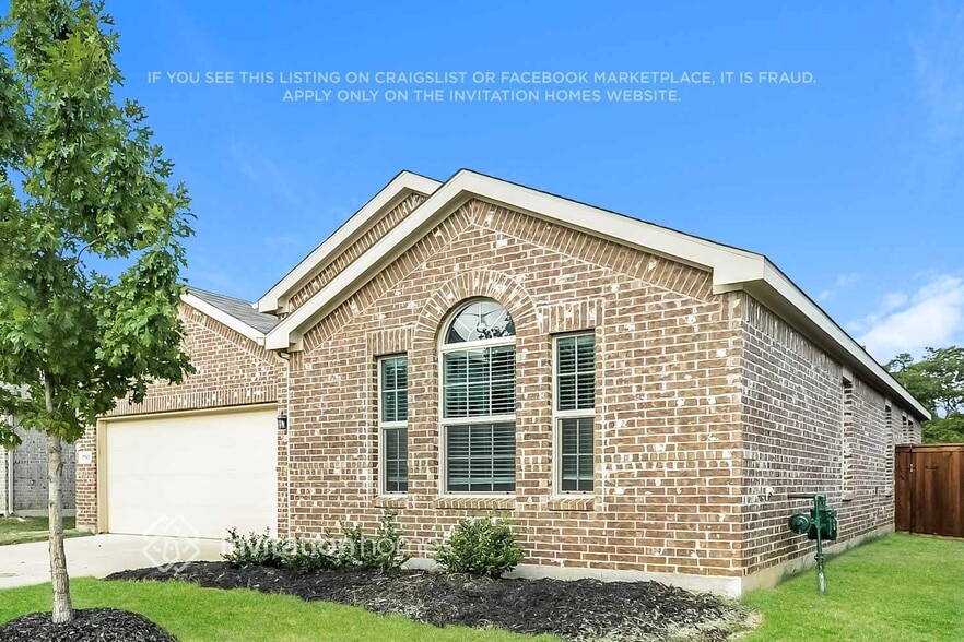 Building Photo - 1790 Alamandine Ave