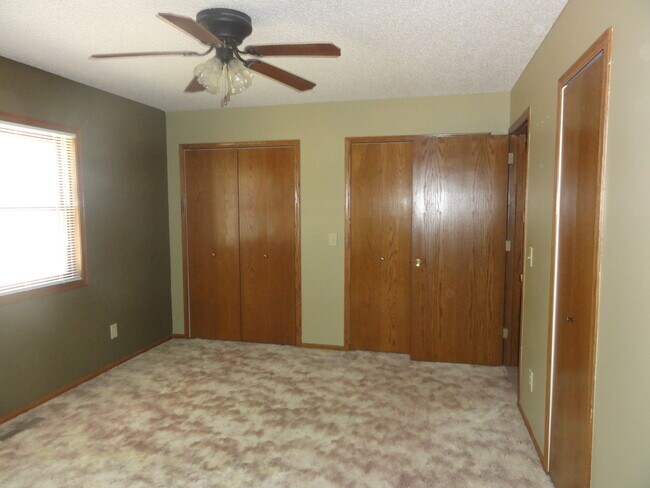 Building Photo - Great Home in Smaller Chapman Community!
