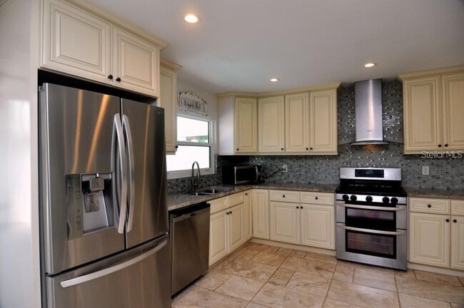Building Photo - 2905 W Bay Ct Ave