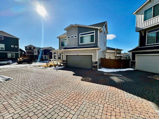 Building Photo - "Charming and spacious 3-Bed Sanctuary with 2.5 Baths the Reunion Community in Commerce City!"