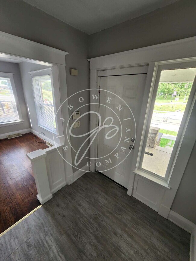 Building Photo - 2 bed 2 story townhouse! Individual baseme...