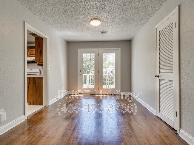 Building Photo - 122 W Marshall Dr