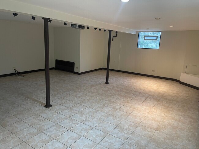 Building Photo - 1428 Fowler Ave